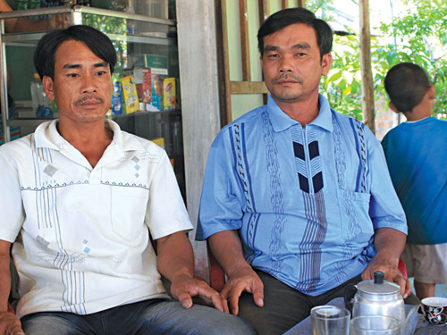 Lần[-]lượt[-]từ[-]trái[-]sang[-]phải,[-]hai[-]ngư[-]dân[-]Đặng[-]Đức[-]và[-]Trần[-]Công[-]Tĩnh[-]kể[-]chuyện[-]bị[-]bướm[-]“quấy[-]nhiễu”.[-]